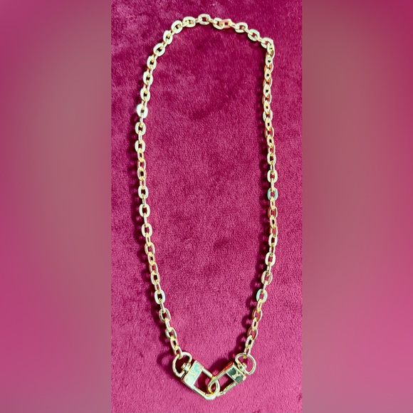 👑✅PRICE FIRM✅ Stylish Gold tone short shoulder faux metal chain strap. NWOT - Picture 4 of 11